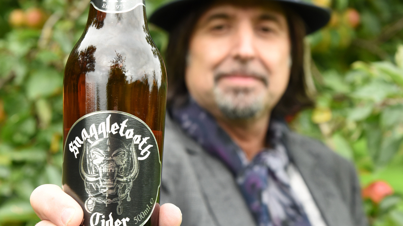 Phil Campbell shows off Motorhead&#039;s Snaggletooth cider