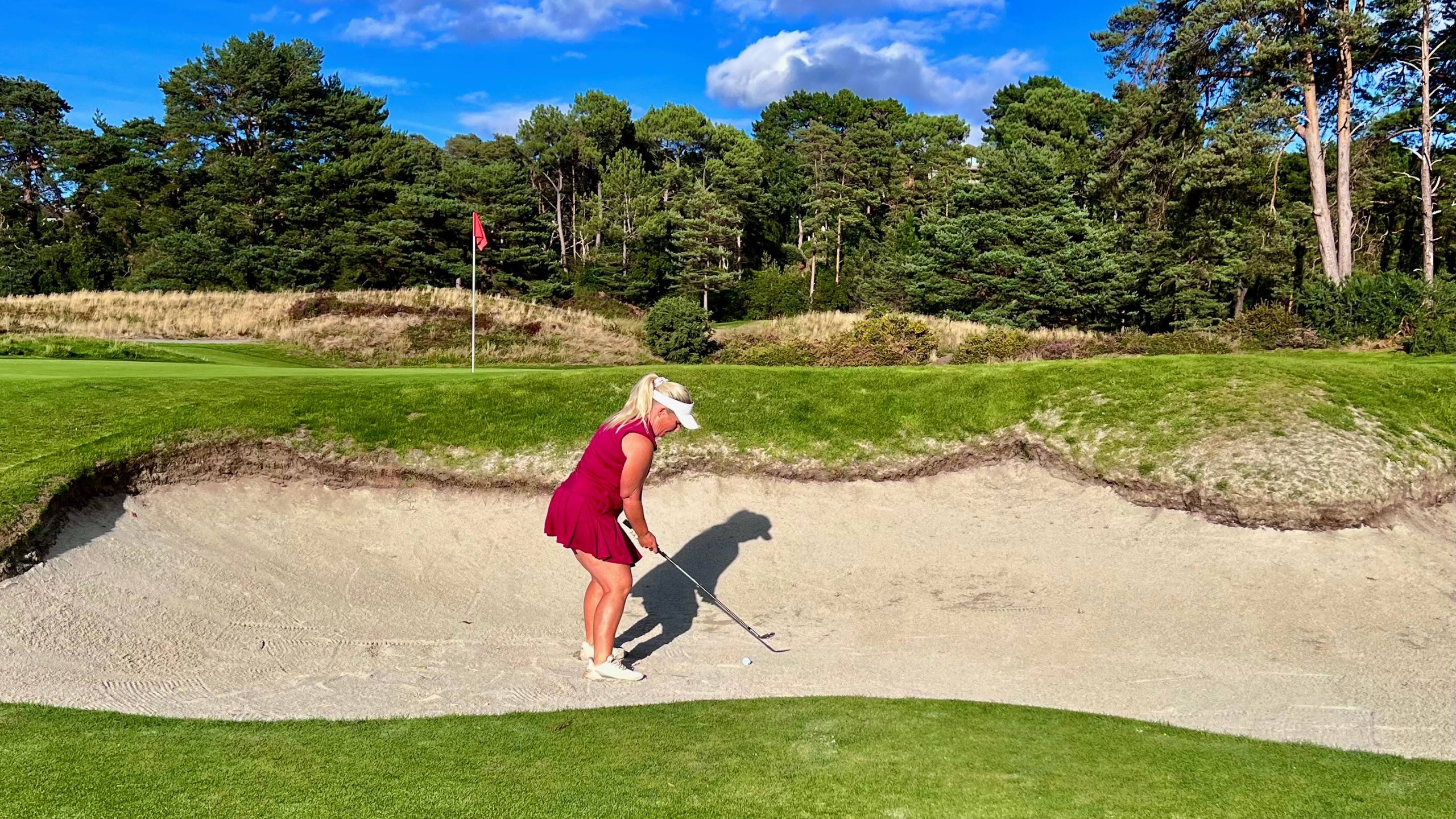 Carly Cummins addressing ball in bunker