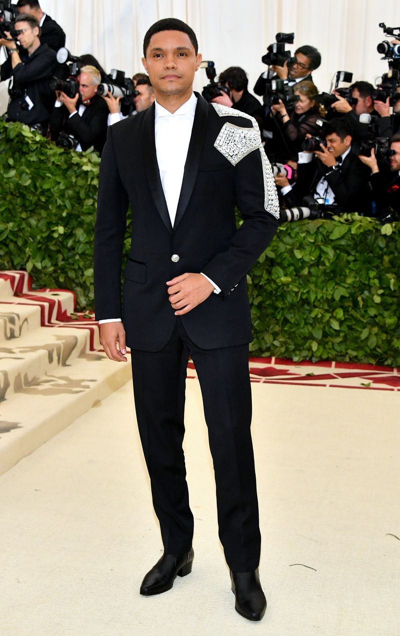 Suit, Clothing, Formal wear, Red carpet, Tuxedo, Fashion, Carpet, Blazer, Outerwear, Event,