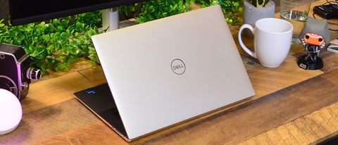 Dell XPS 15 (2022) su una scrivania