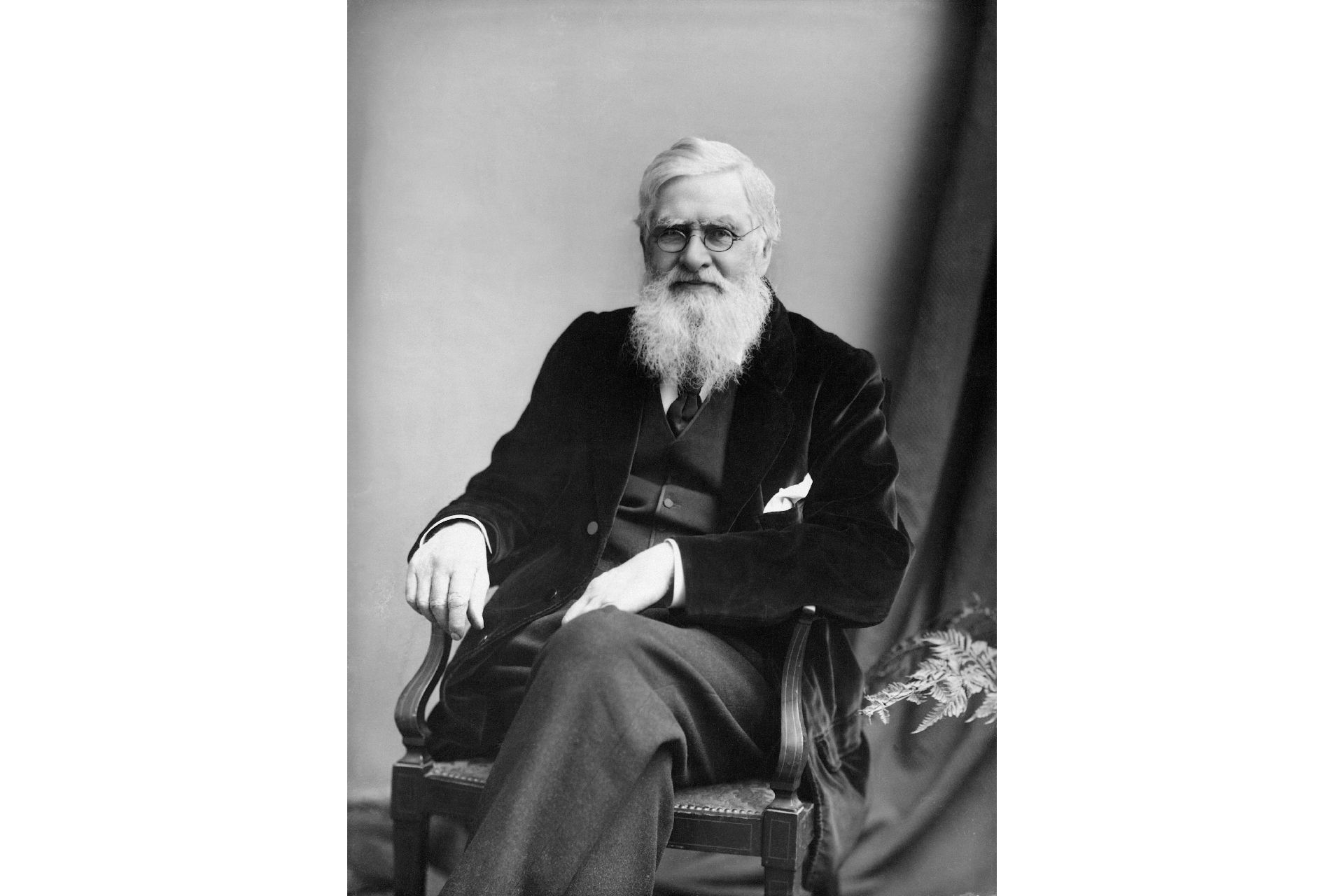 Een zwart-witfoto van Alfred Russell Wallace,