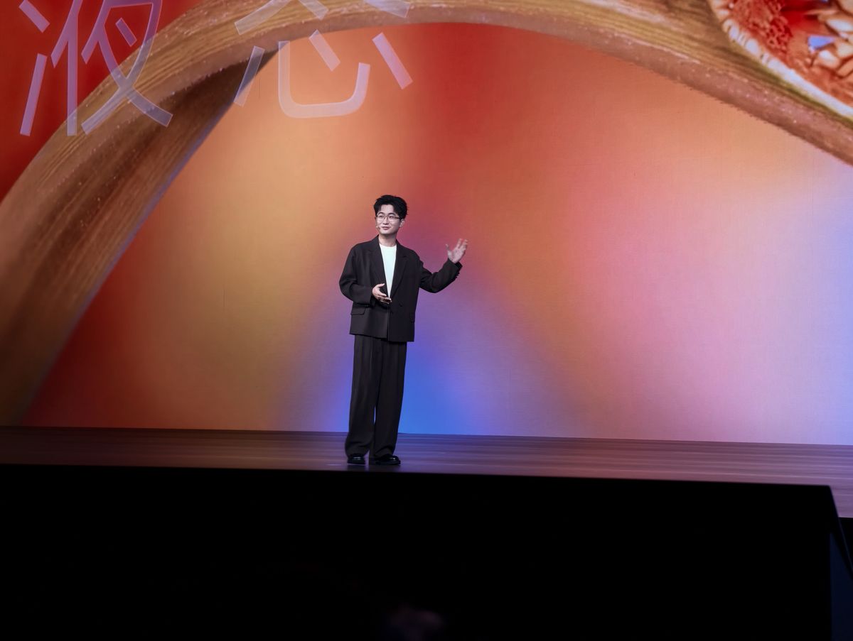 Vivo X500 Pro Max and G2 Ultra 4.7x teleconverter sample gallery: person presenting on stage
