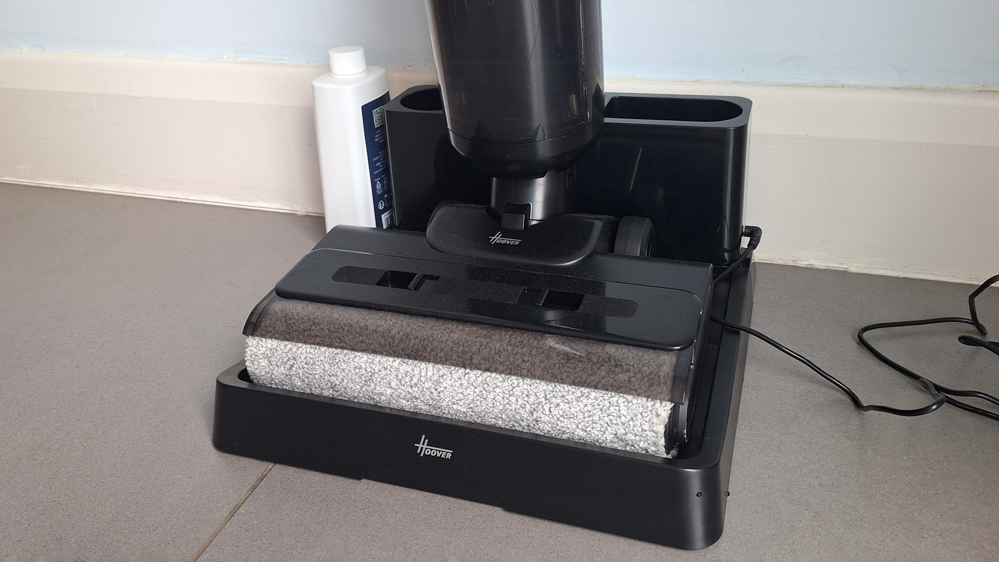 Close up for Hoover HW3 floorhead in its dock