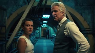 Eleven und Dr. Brenner starren in Stranger Things Staffel 4, Band 2 auf etwas außerhalb des Bildschirms
