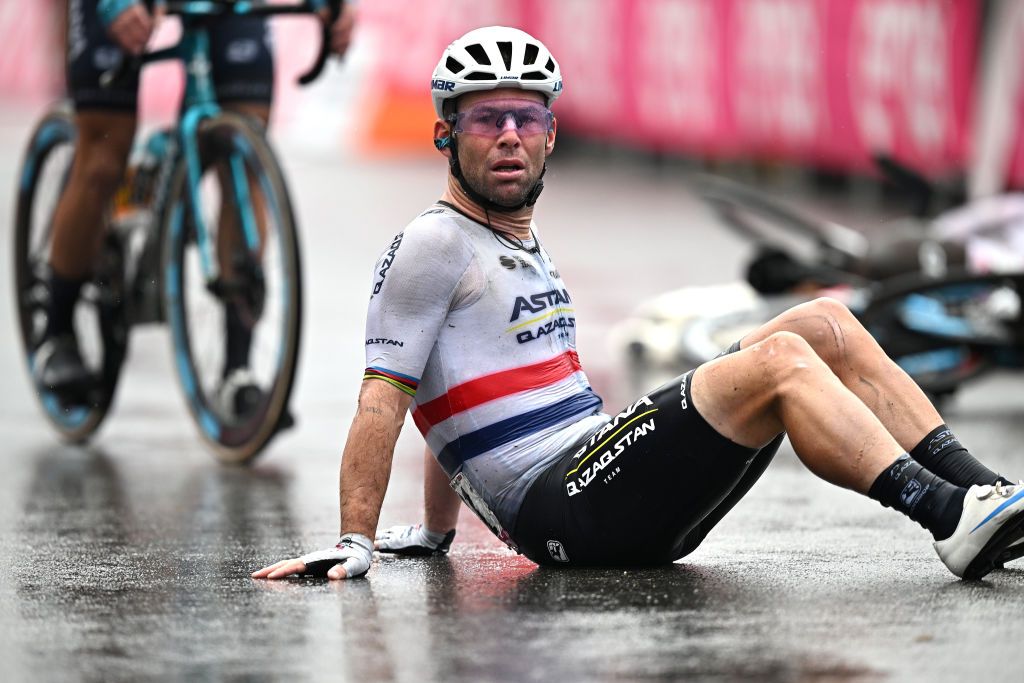 Mark Cavendish crashes on stage 5 at Giro d&#039;Italia