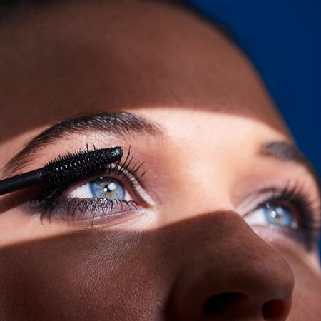 model applying mascara