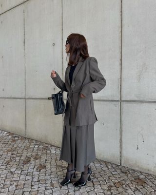 Shoes to wear with tights: @deborabrosa wears a skirt suit with heels and tights