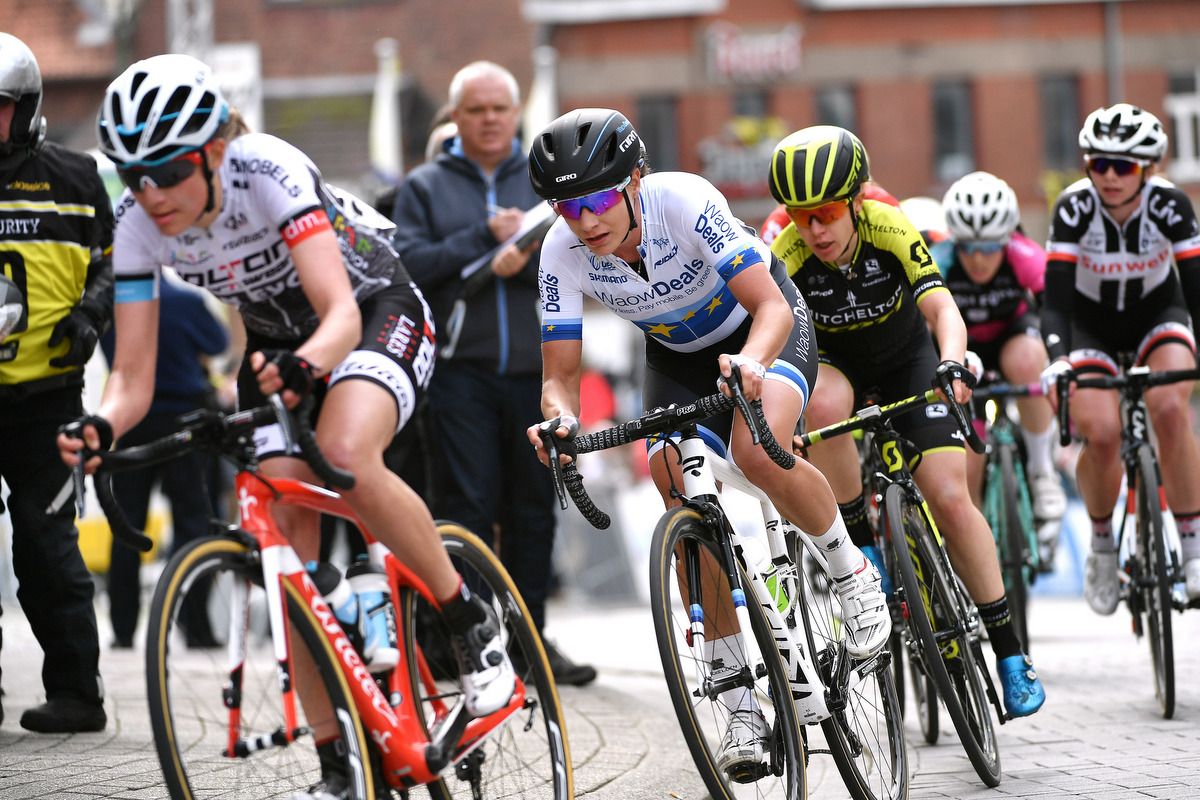 Marianne Vos (WaowDeals) in the peloton