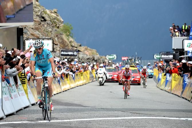 Lieuwe Westra (Astana) makes it to the finish line ahead of breakaway Katusha teammates
