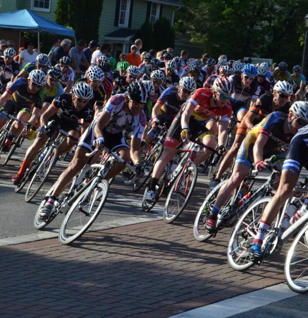 A full Pro Men's Field goes around Turn 1.