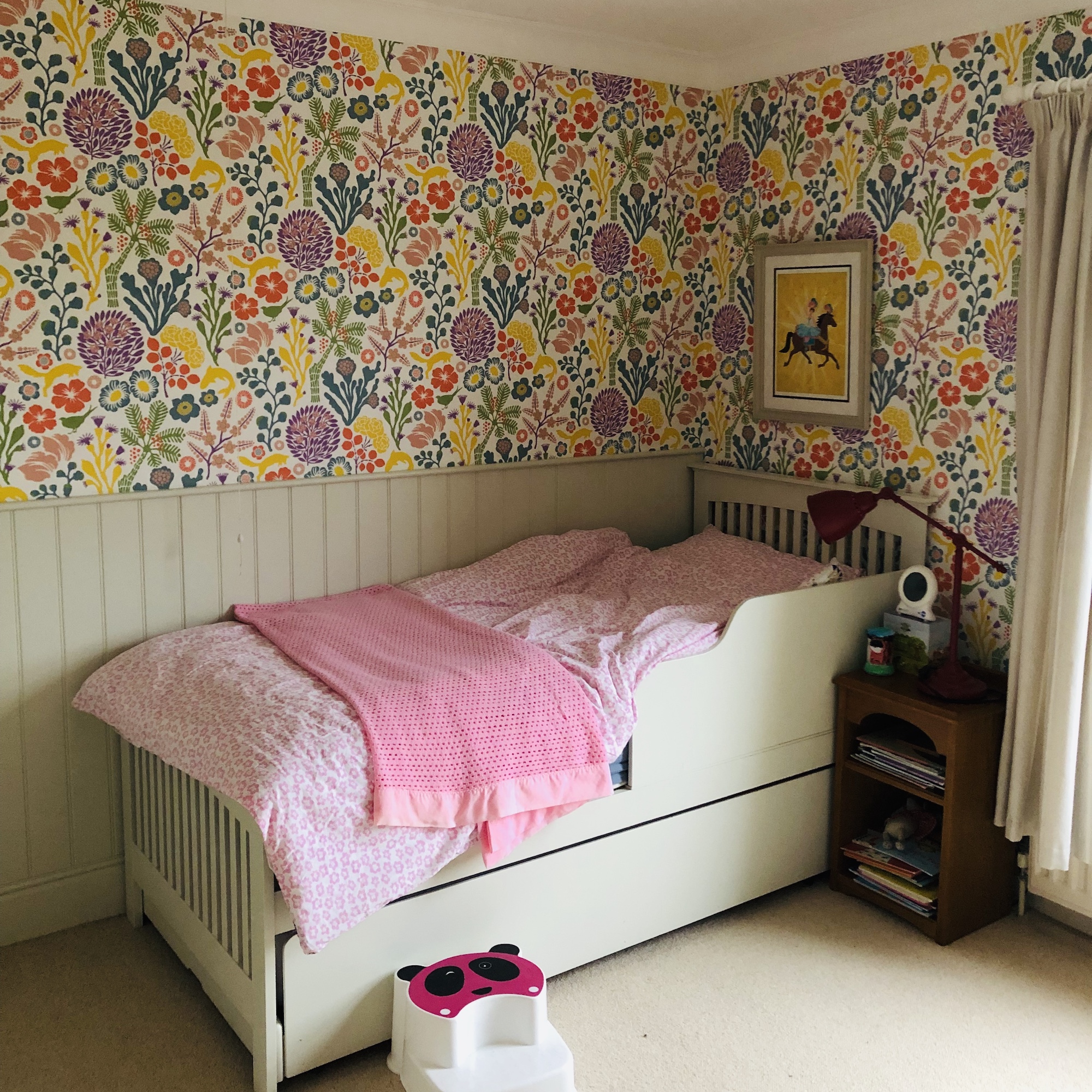 Day bed in kids' bedroom with coloured wallpaper above