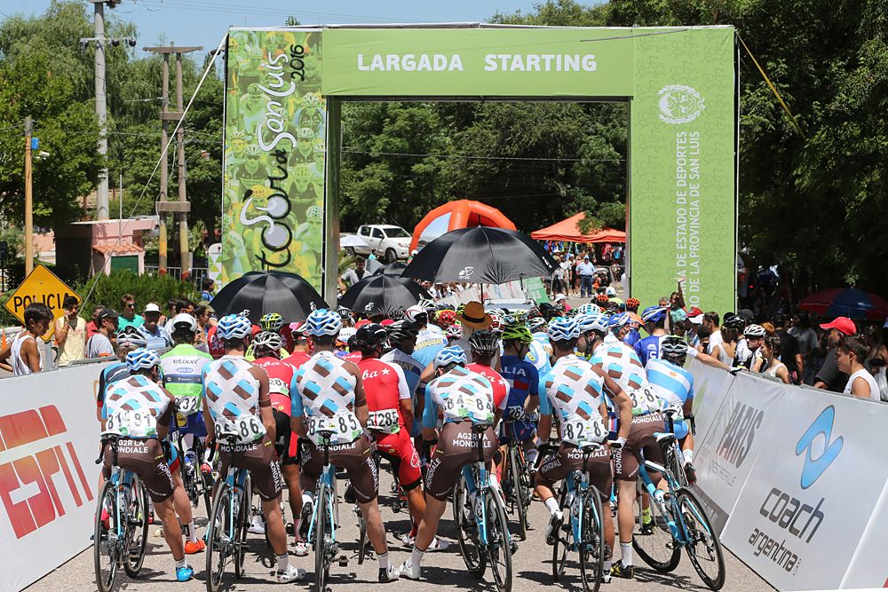 Riders line up for stage 3