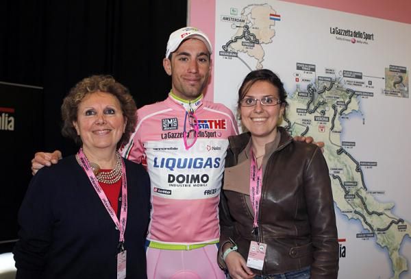 Vincenzo Nibali with the grandchildren of legendary Italian professional Costante Girardengo.