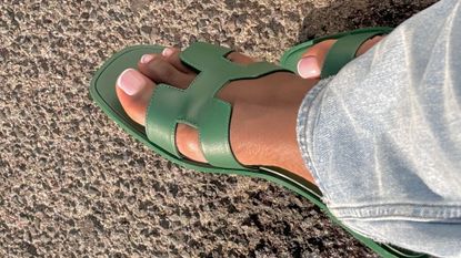 A neutral pedicure, by Julia Diogo, in green Hèrmes Oran sandals