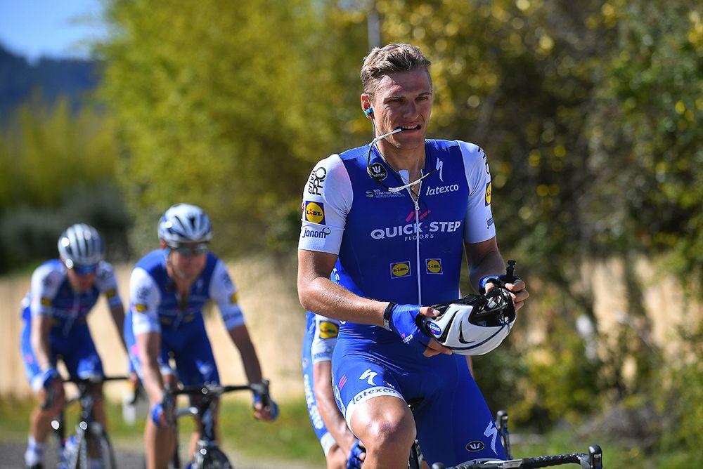 Marcel Kittel adjusts his headgear