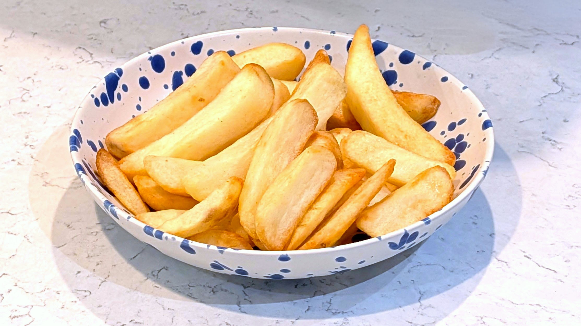 Chunky fries cooked using Philips 4000 Series Airfryer in a bowl