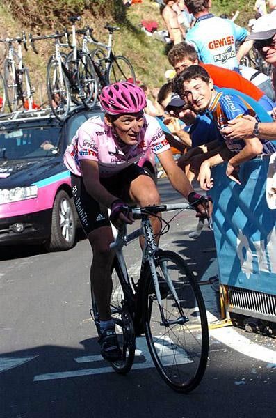 Marco Pinotti tries to keep the maglia rosa