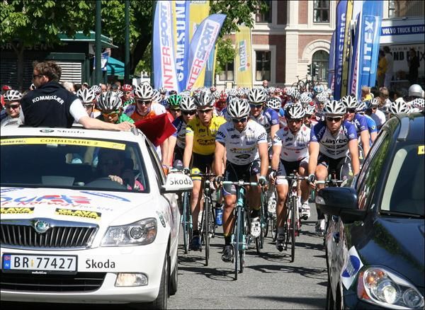 The organisers lead the field through the start zone