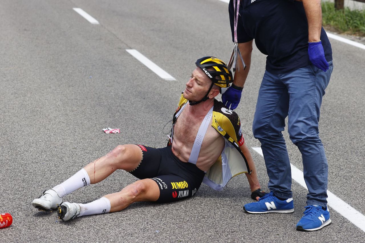 Jos van Emden crashes at the 2021 Giro d&#039;Italia