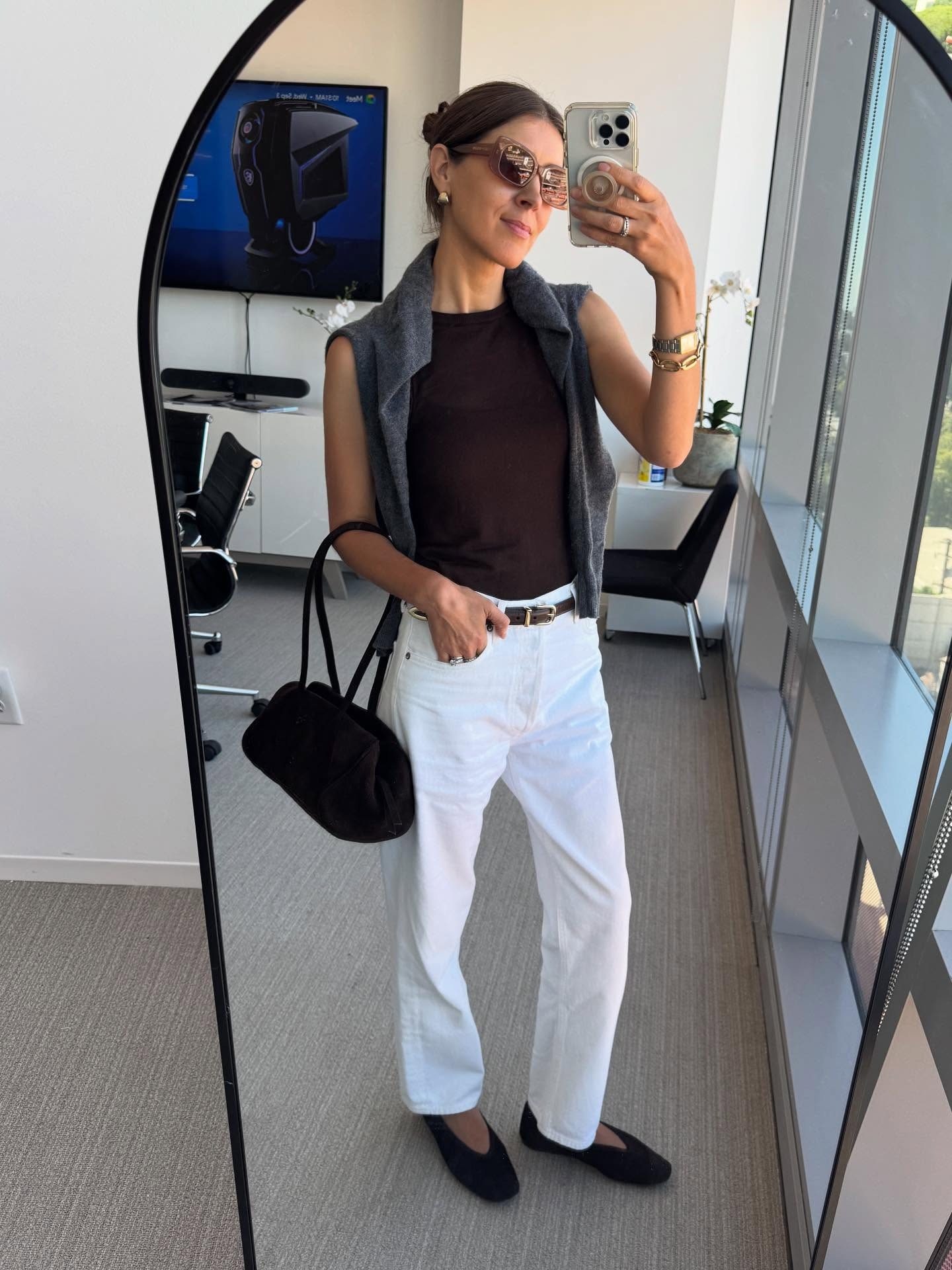 los angeles influencer wearing popular shoe trends with jeans