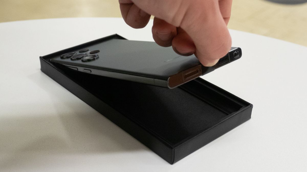 Samsung Galaxy S23 Ultra unboxing phone lift