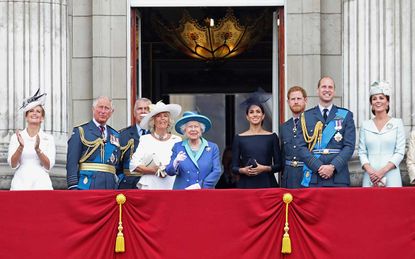 British royal family on a balcony gathered for a photo