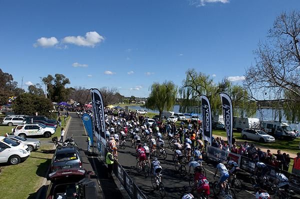 They're off in the 2011 Tour of the Murray River before a great crowd in Yarrawonga.