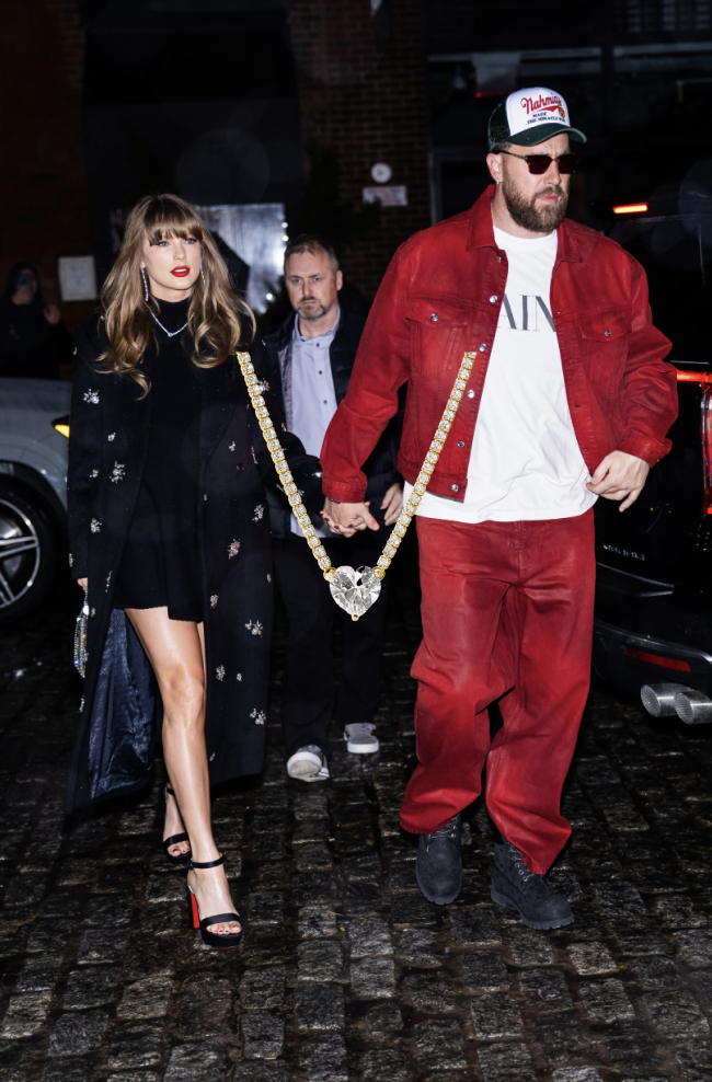 Taylor Swift and Travis Kelce walking in Manhattan