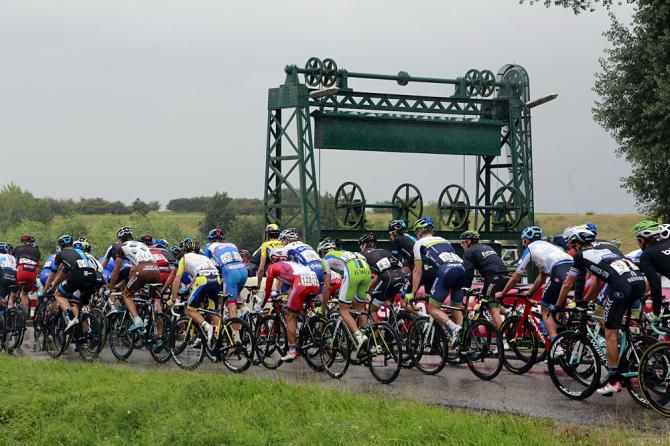 The peloton during stage 2 at Eneco Tour