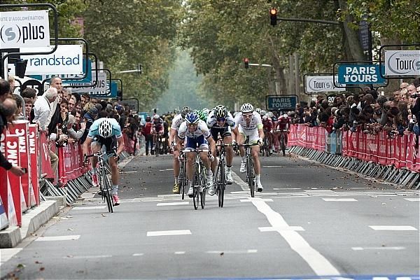 Jonathan Hivert wins the sprint for 8th in Paris-Tours