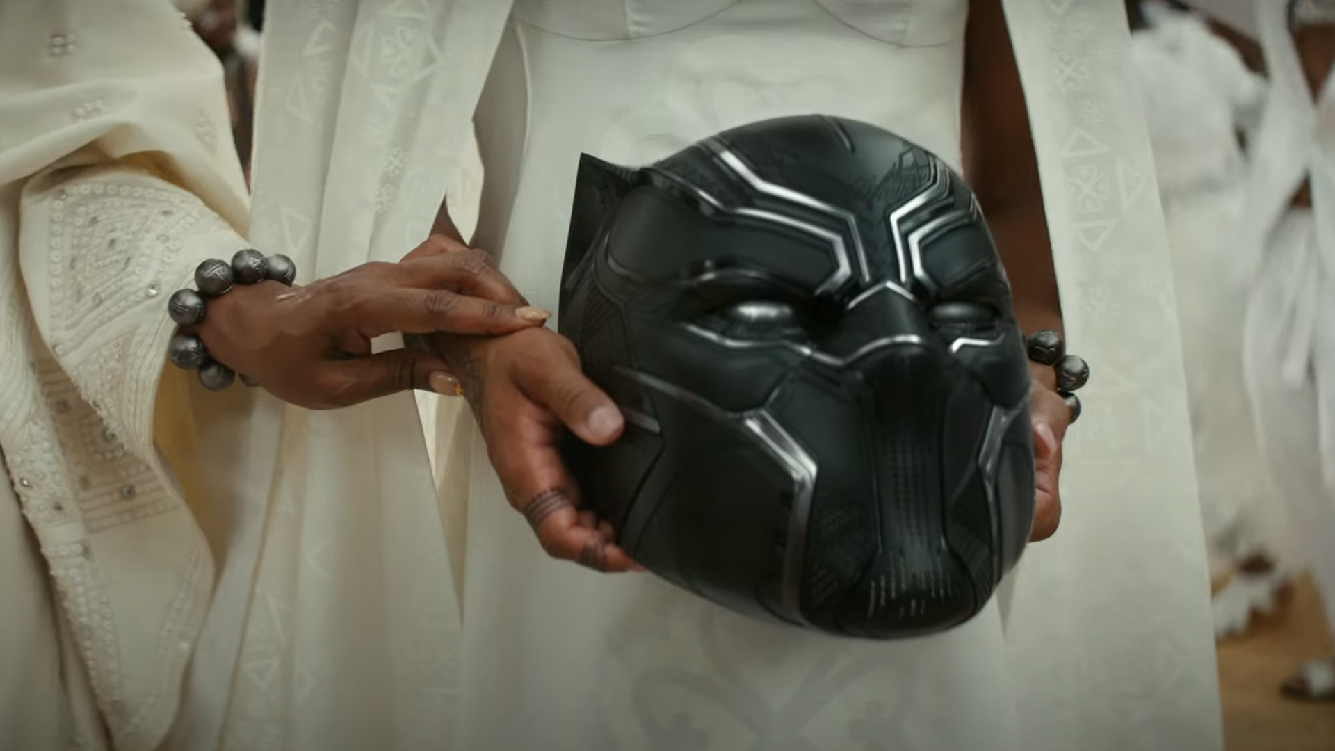 Et nærbillede af Shuri, der bærer T'Challas hjelm under hans begravelse i Black Panther 2