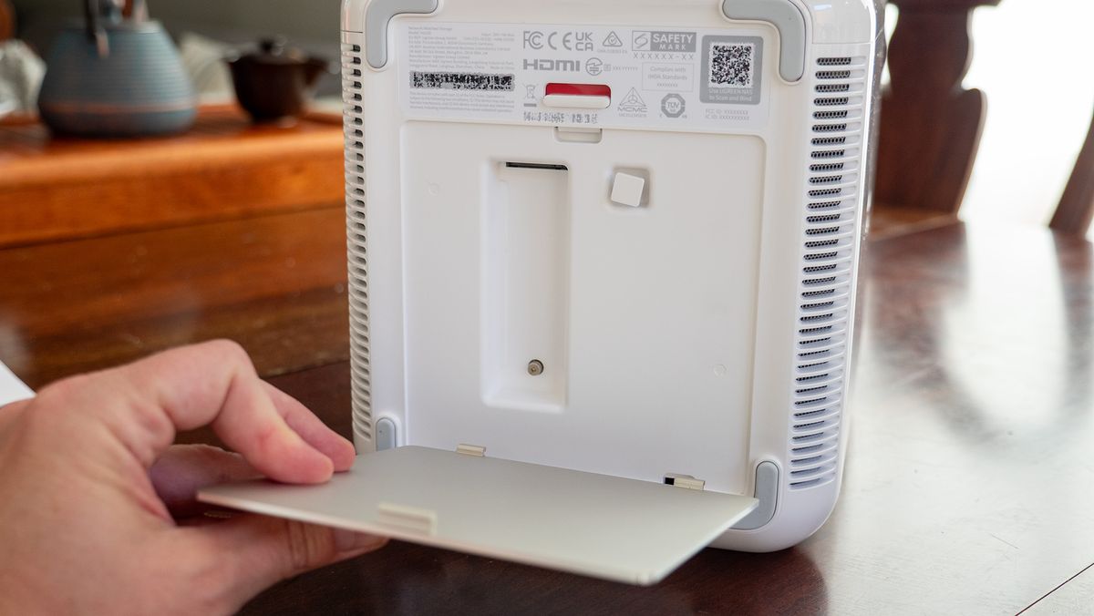 Setting up the UGREEN HomeAgent HA100 and plugging all the harddrives in