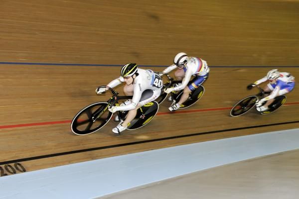 Anna mears leads Kaarle McCulloch and Emily Rosemond in the Degani Revolution sprint at Revolution 6.