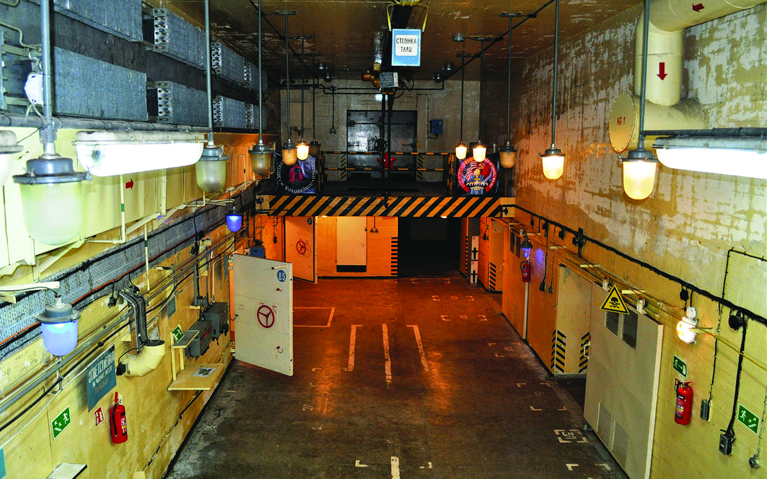 Bunkier w Podborsku;  w komorze głównej znajduje się dźwig i rampa załadunkowa oraz instalacja chłodnicza i wentylacyjna.  Cztery dodatkowe pomieszczenia przeznaczono do przechowywania głowic nuklearnych.