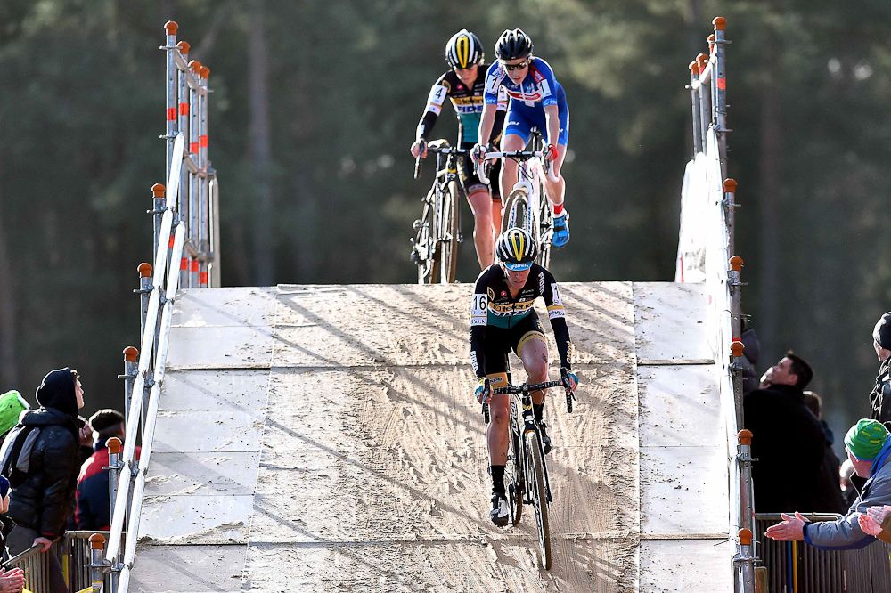 Riders descend off the flyover at the 2016 Belgian championships