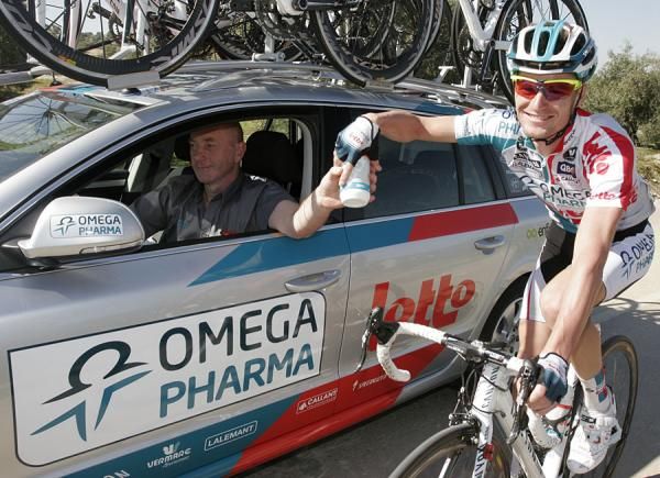 &Oacute;scar Pujol (Omega Pharma-Lotto) grabs a bottle from the team car.