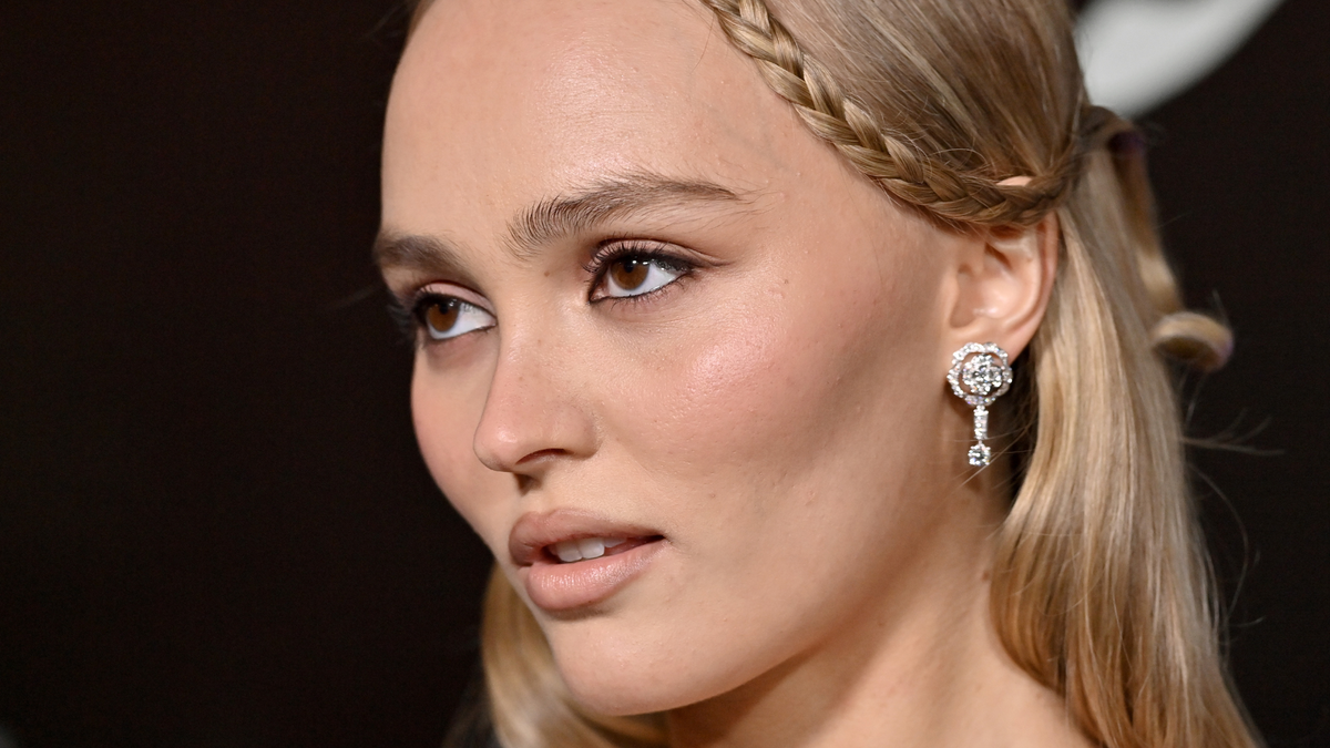 Poches sous les yeux et tons sourds : Lily-Rose Depp défend la beauté "gothique victorienne"