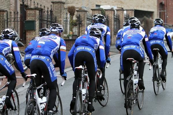 The riders take a steady tempo on the bergs.