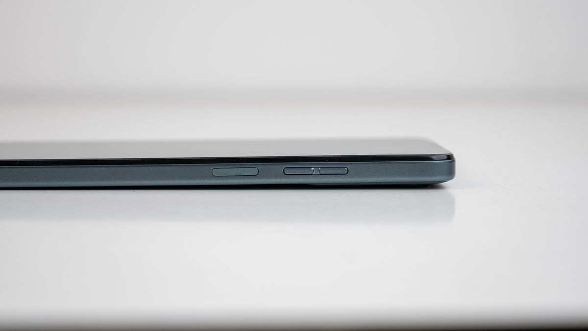 The right side and buttons of the Moto G 5G 2024