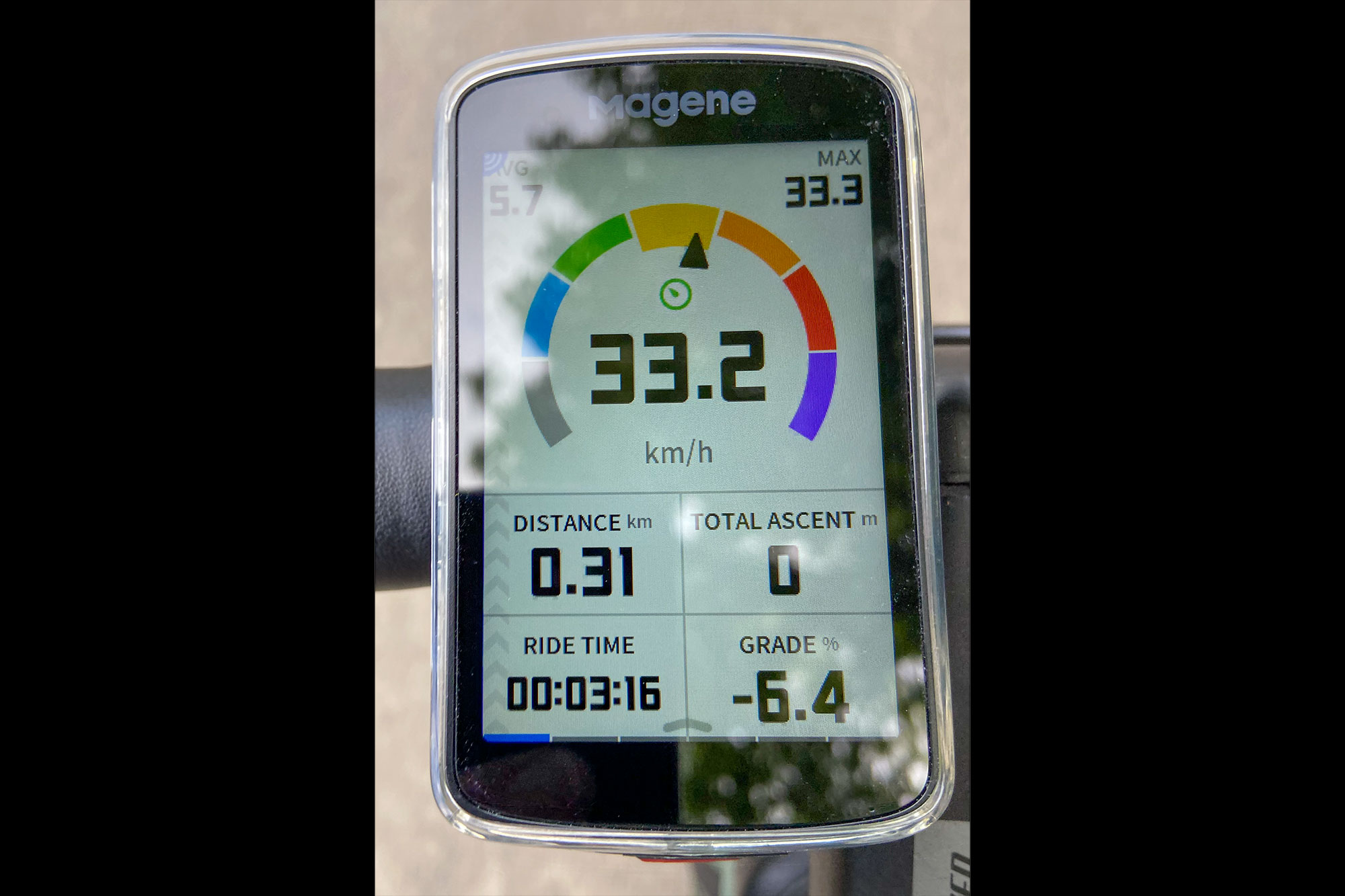Magene C706 default road riding page showing large speedometer.