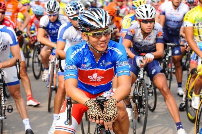 Zhang Jingwei has leopard gloves