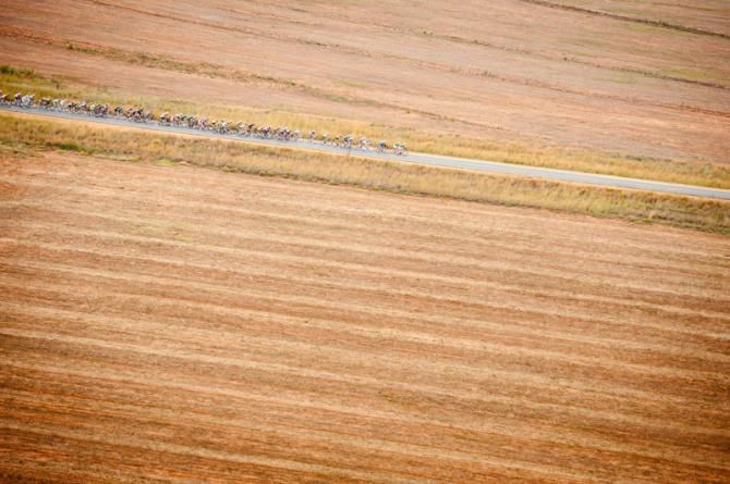 The peloton head through the landscape at the Mzansi Tour