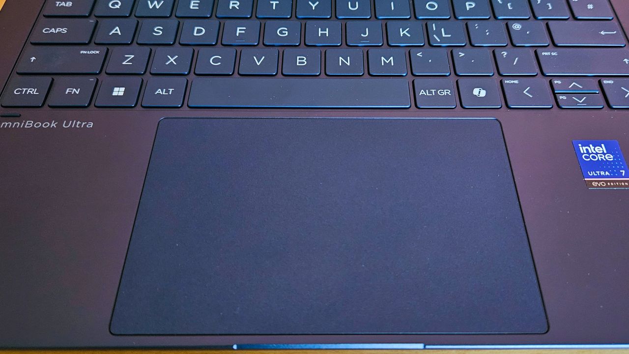 HP Omnibook Ultra 14 corner touchpad.
