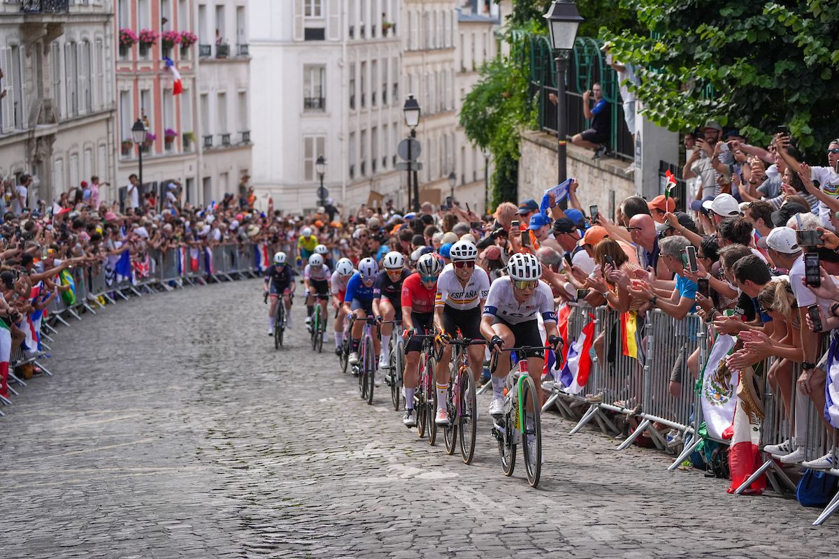 Picture by Zac Williams/SWpix.com - 04/08/2024 - Paris 2024 Olympic Games - Cycling Road - Trocadero-Trocadero (158.0km) - Paris, France - Women&acirc;s Road Race - Kristen Faulkner (USA) climbs the crowd lined street of the C&Atilde;&acute;te De La Butte Montmartre