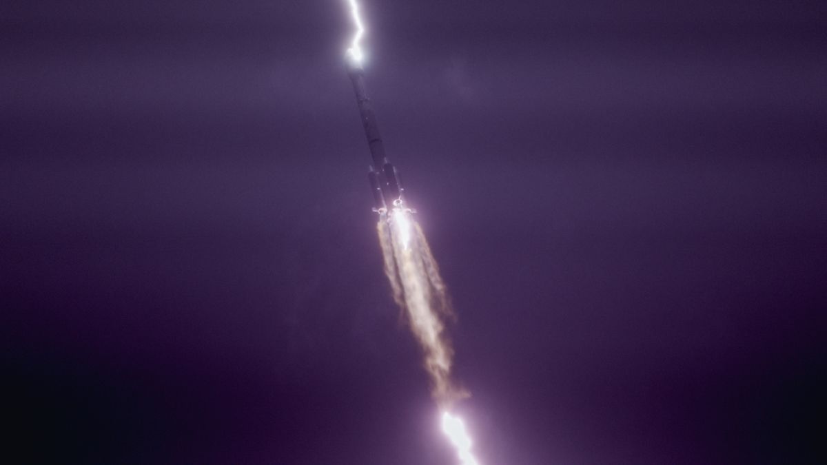 Chinese rocket hit by rare midair lightning strike moments after launch as onlookers gasp in horror (video)