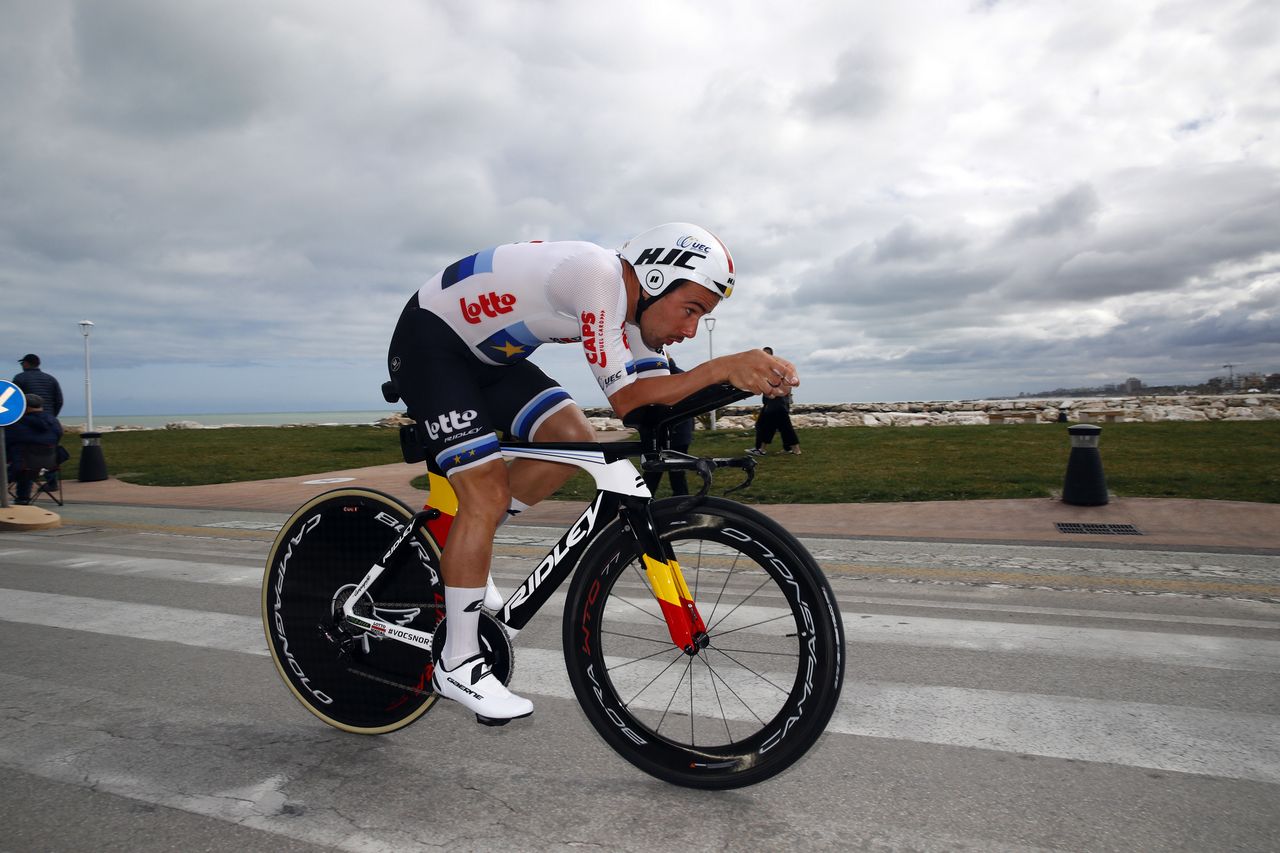 Victor Campenaerts attacking the course