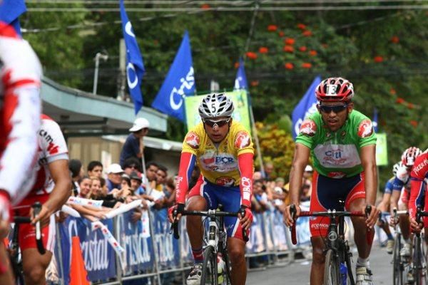 Fabricio Quiros (left) rolls in next to Henry Raabe, having lost overall lead today.