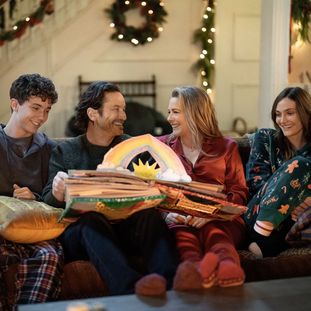 A Merry Little Ex-Mas. (L-R) Wilder Hudson as Gabriel, Oliver Hudson as Everett, Alicia Silverstone as Kate and Emily Hall as Sienna in A Merry Little Ex-Mas. Cr. Marni Grossman/Netflix © 2025