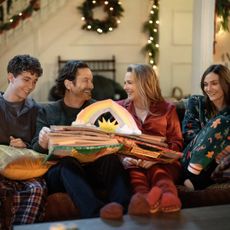A Merry Little Ex-Mas. (L-R) Wilder Hudson as Gabriel, Oliver Hudson as Everett, Alicia Silverstone as Kate and Emily Hall as Sienna in A Merry Little Ex-Mas. Cr. Marni Grossman/Netflix © 2025