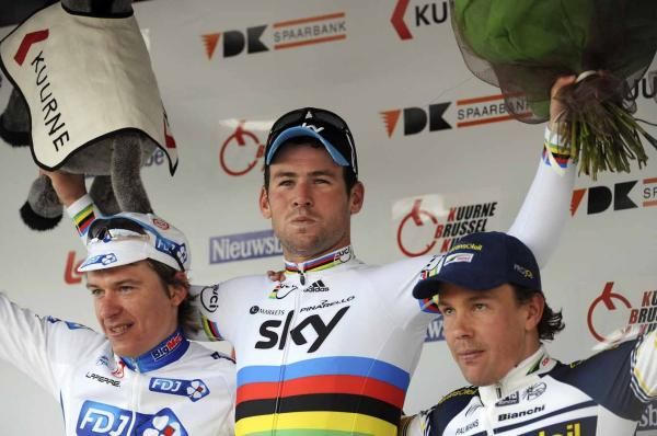 Mark Cavendish (Sky) atop the podium in Kuurne.